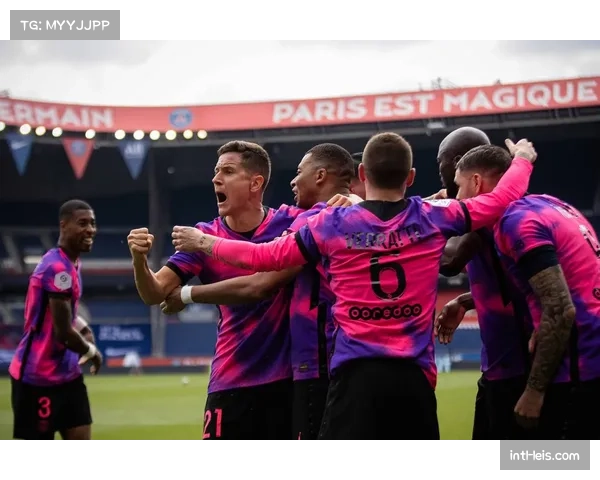 圣埃蒂安球迷因投掷硬币击中裁判获缓刑，法甲严惩球场暴力