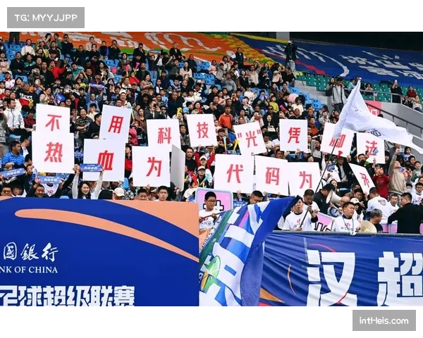 小球迷闯入球场与偶像合影,比赛短暂中断